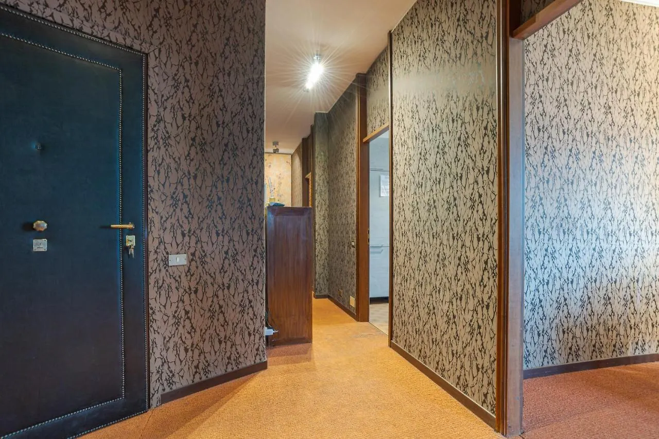 Como Apt W/ Balcony - 700 M From Borghi Station Apartment