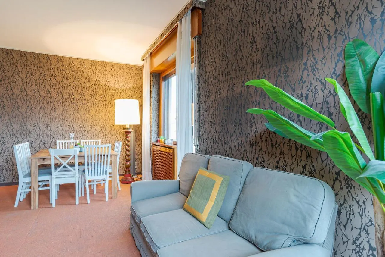 Como Apt W/ Balcony - 700 M From Borghi Station 아파트