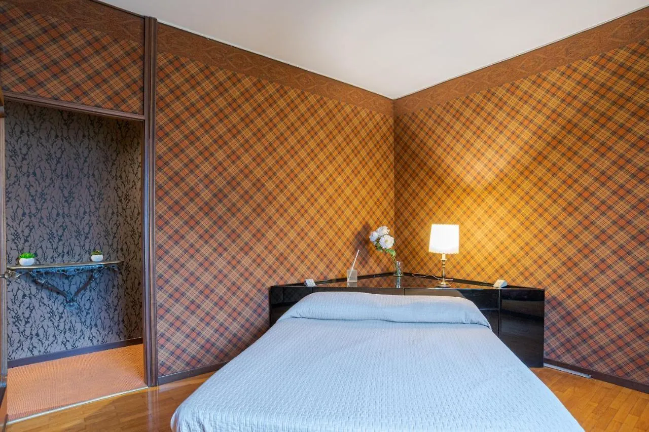 Como Apt W/ Balcony - 700 M From Borghi Station Apartment